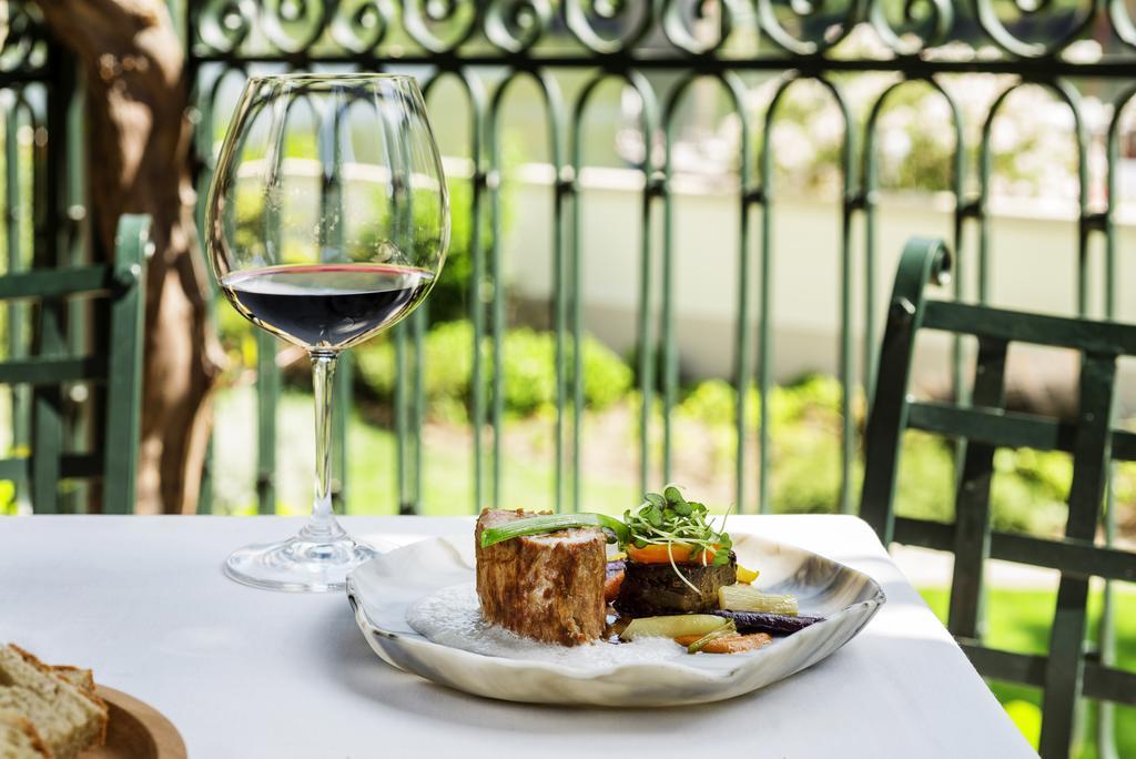 Hotel The Vintage House - Douro Pinhão Exterior foto A glass of wine and a plate of food