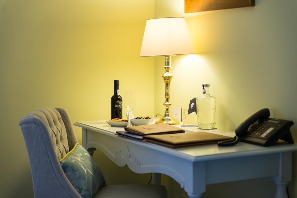 Hotel The Vintage House - Douro Pinhão Zimmer foto A table lamp